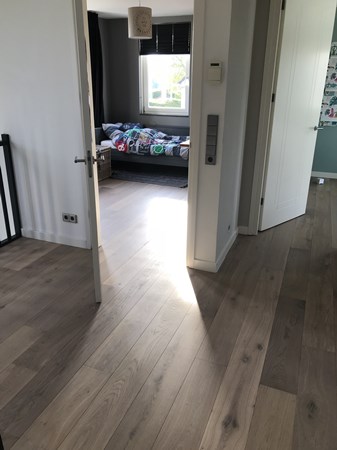 Fam. van Wijk uit Amsterdam.
Eiken lamelparket 14x190.
Gerookt en wit geolied.
1x na behandeld met osmo 3062 mat.