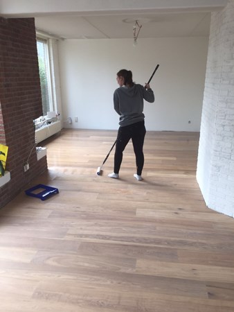 Fam. Happel uit Zoetermeer.
Lamelparket 14 x 190mm , gerookt & wit geolied.
Wordt nageolied met Osmo hardwaxolie mat 3062.