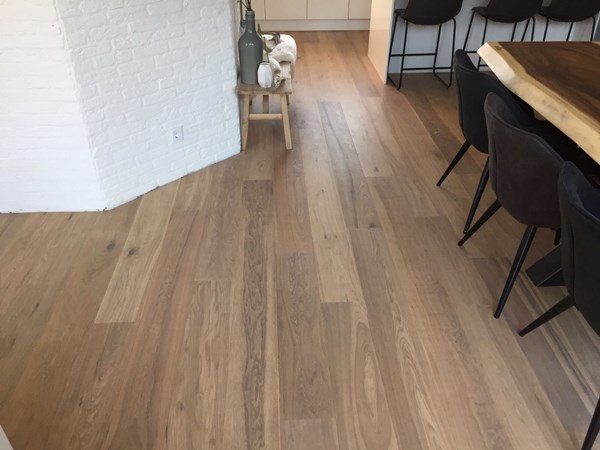 Fam. Happel uit Zoetermeer.
Lamelparket 14 x 190mm , gerookt & wit geolied.
Nabehandeld met Osmo hardwaxolie mat 3062.