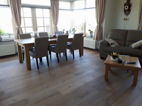 Fam. de Vries uit Kesteren. 
Eiken lamel parket 14x190mm.  
Onbehandeld gelegd. 
Later is deze afgewerkt met de 3041 wit/natural van Osmo.