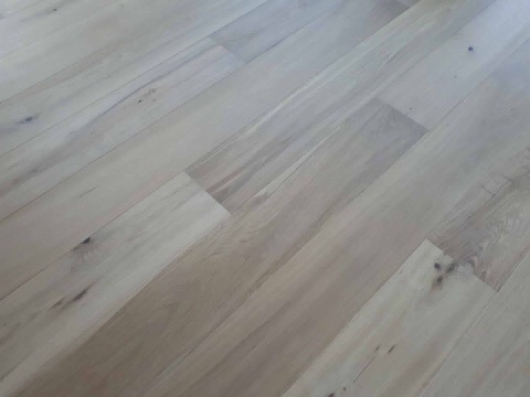 Fam. de Vries uit Kesteren. 
Eiken lamel parket 14x190mm.  
Onbehandeld gelegd. 
Later is deze afgewerkt met de 3041 wit/natural van Osmo.