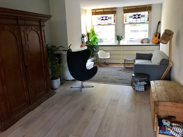 Fam. de Man uit Rotterdam.
Lamelparket 14 x 190mm , wit geolied.
Nabehandeld met Osmo hardwaxolie mat 3062.