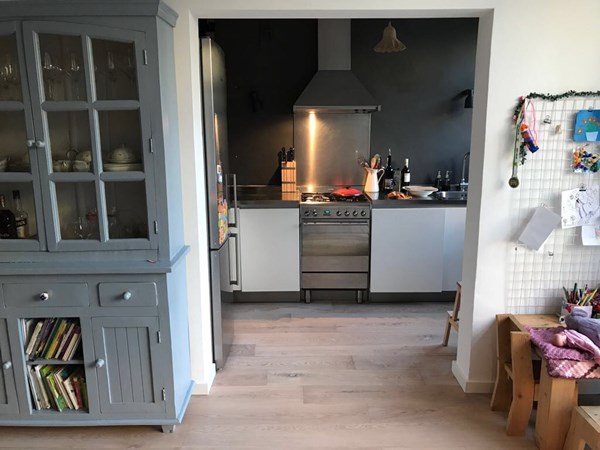 Fam. de Man uit Rotterdam.
Lamelparket 14 x 190mm , wit geolied.
Nabehandeld met Osmo hardwaxolie mat 3062.