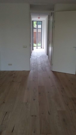 Robert Braad uit Veenendaal.
Eiken lamel parket Nature 14x190 onbehandeld.
Zal naderhand worden afgewerkt met de Osmo mat 3062.