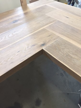 Blad gemaakt van eiken lamelparket 14x190mm gerookt & wit geolied.
Timmerbedrijf Hein van Veldhuizen.