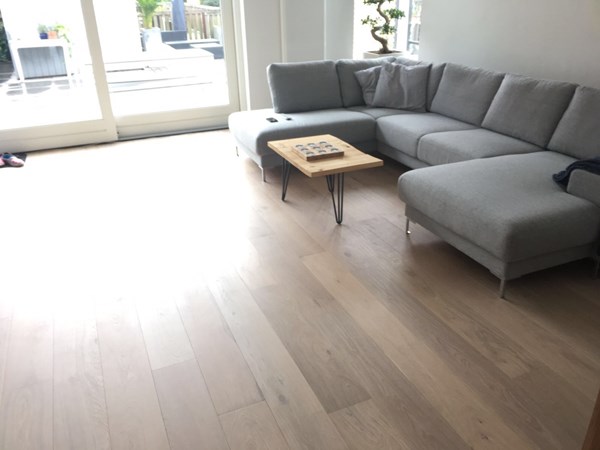 Fam. Houdt uit Vleuten.
Eiken lamelparket 14 x 190mm , wit geolied.
Nabehandeld met Osmo hardwaxolie mat 3062.