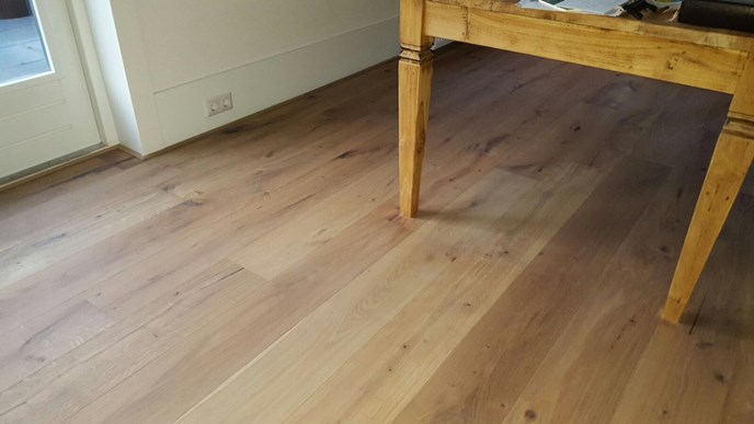 Fam. Hak uit Terwolde.
Eiken lamelparket 14x190mm Nature.
Behandeld met Castle Grey van Woca.
Vooraf afgenomen met de woodcleaner van Woca.