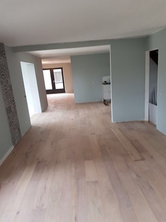 Fam. Haan uit Klazienaveen.
Eiken lamelparket 14x190mm wit geolied.
Na behandeld met de Osmo 3062 mat/transparant,