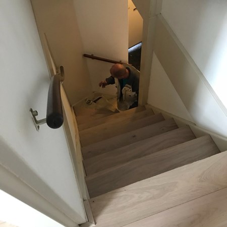 Fam. van de Draad uit Veendam.
Trap bekleed met lamelparket 14 x 190mm , wit geolied.
Nabehandeld met Osmo hardwaxolie mat 3062.
