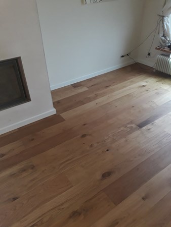 Fam. van Dam uit Den Haag.
Eiken lamelparket 190mm naturel geolied.
Behandeld met Osmo hardwax-olie mat/transparant 3062.