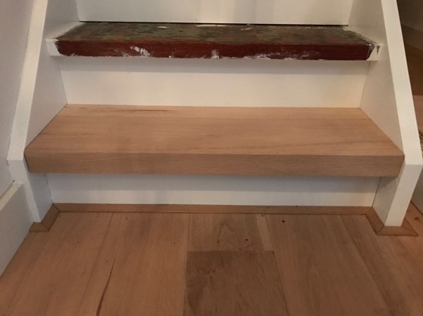Fam Visser uit Veenendaal.
Trap bekleed met het lamelparket 14x190mm onbehandeld.
Zal later worden afgelakt met Skylt.