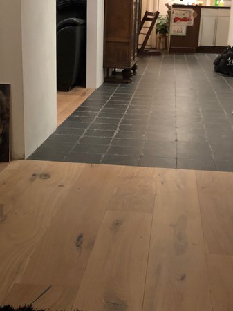 Eiken lamelparket 14x190 Nature.
Afgewerkt met Osmo 3041 + 3062 mat. Eiken lamelparket 14x190 Nature.
Afgewerkt met Osmo 3041 + 3062 mat.