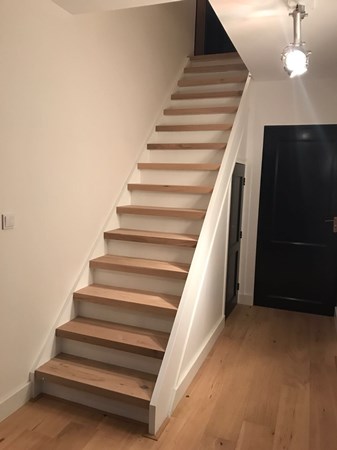 Fam. Visser uit Veenendaal.
Vloeren en trap gelegd met eiken lamelparket 14x190mm onbehandeld.
Naderhand afgelakt met Skylt van Rigostep.