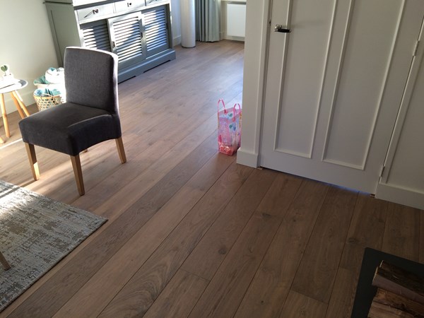 Fam. Bultje uit Veenendaal.
Eiken lamelparket 14x190 gerookt en wit geolied.
2x na behandeld met de osmo mat 3062.