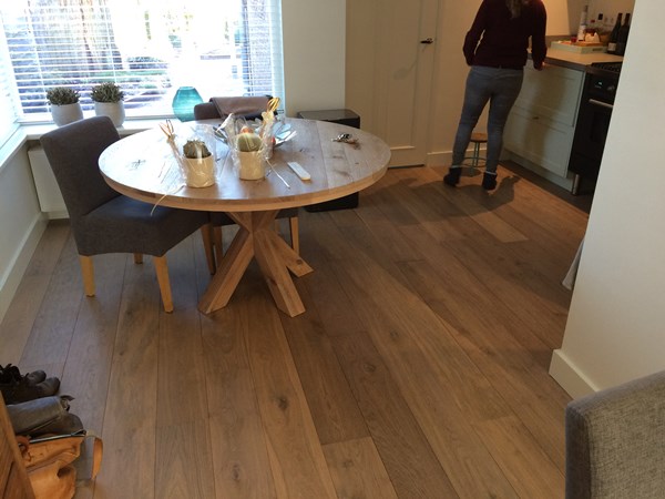 Fam. Bultje uit Veenendaal.
Eiken lamelparket 14x190 gerookt en wit geolied.
2x na behandeld met de osmo mat 3062.