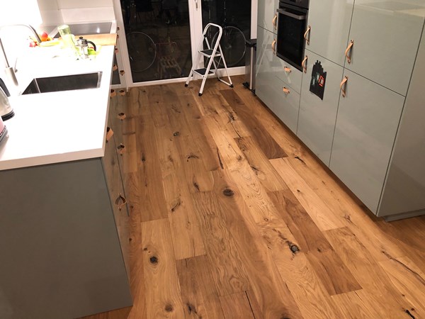 Fam. Esteban uit Wageningen.
Eiken lamelparket Nature 14x190mm.
2x afgewerkt met de Osmo hardwaxolie mat 3062.