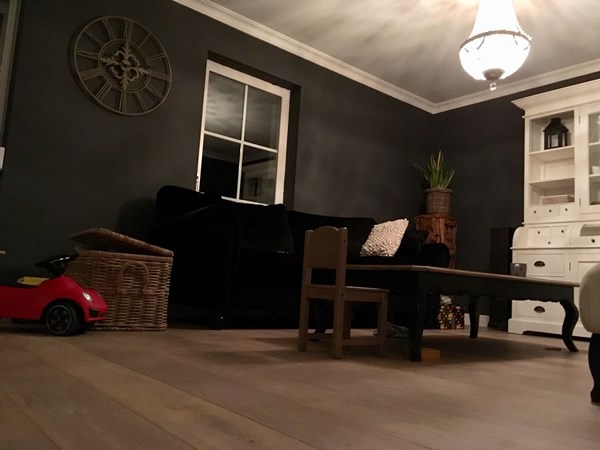 Fam. Bisschop uit Lobith.
Eiken lamelparket 14x190 gerookt en wit geolied.
Nabehandeld met de osmo mat 3062.
Gebruik gemaakt van Eigentijdse witte plinten 18 x 115.