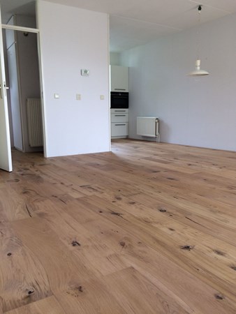 Fam. Donkersgoed uit Wageningen.
Eiken lamel Nature 14 x 190mm.
1x behandeld met Osmo 3041 wit / natural.
Nabehandeld met Osmo 3062 mat.