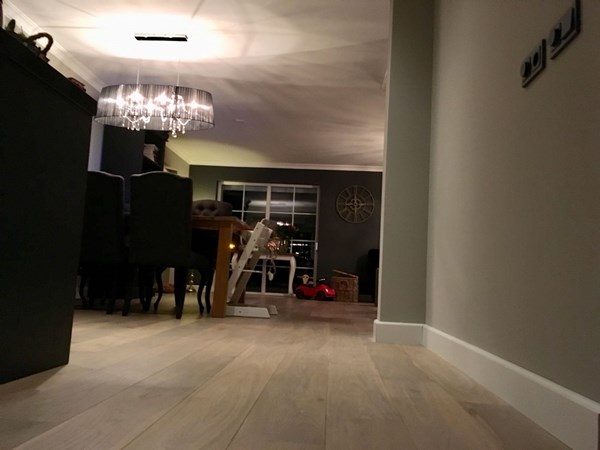 Fam. Bisschop uit Lobith.
Eiken lamelparket 14x190 gerookt en wit geolied.
Nabehandeld met de osmo mat 3062.
Gebruik gemaakt van Eigentijdse witte plinten 18 x 115.