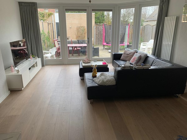 Fam. Cheung uit Wychen.
Eiken lamelparket 14x235mm gerookt & wit geolied.
2x afgewerkt met Osmo 3062 mat.