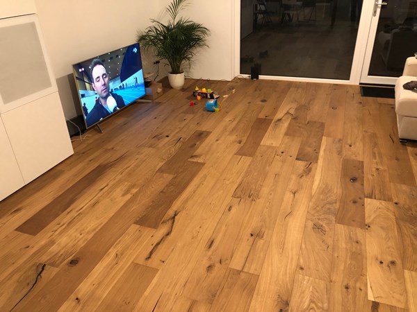 Fam. Esteban uit Wageningen.
Eiken lamelparket Nature 14x190mm.
2x afgewerkt met de Osmo hardwaxolie mat 3062.