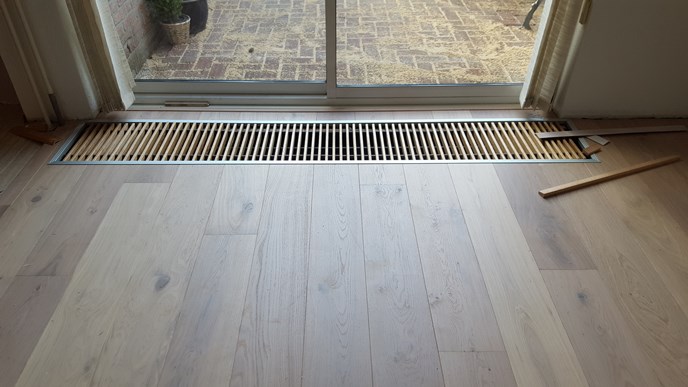 Fam. van Kreel uit Wageningen.
Lamelparket 14 x 190mm , wit geolied.
Na behandeld met Osmo hardwaxolie mat 3062.