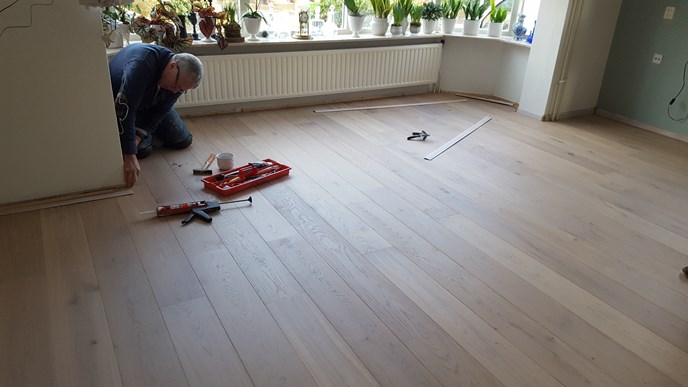 Fam. van Kreel uit Wageningen.
Lamelparket 14 x 190mm , wit geolied.
Na behandeld met Osmo hardwaxolie mat 3062.