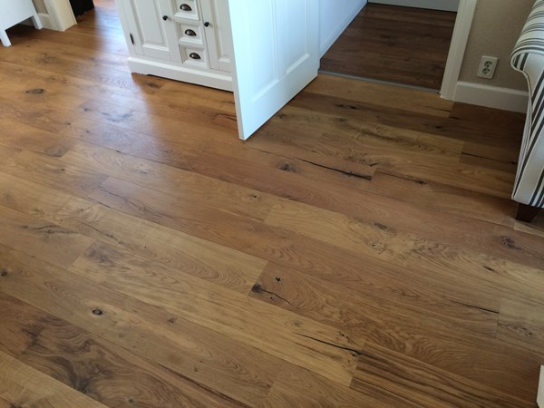 Fam Koolmees uit Krimpen aan de IJssel.
Eiken lamelparket Nature 14x190mm.
Behandeld met eigen naturel olie van HG. Fam Koolmees uit Krimpen aan de IJssel.
Eiken lamelparket Nature 14x190mm.
Behandeld met eigen naturel olie van HG.