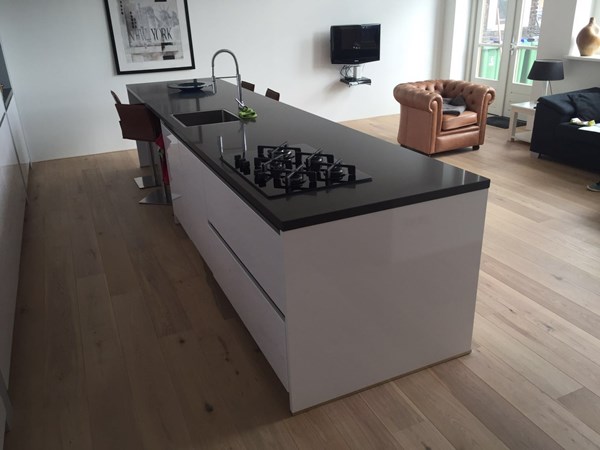 Fam. Schroer uit Wageningen.
Lamelparket 14 x 190mm , wit geolied.
Na behandeld met Osmo hardwaxolie mat 3062.