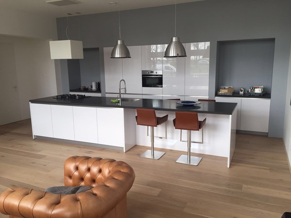 Fam. Schroer uit Wageningen.
Lamelparket 14 x 190mm , wit geolied.
Na behandeld met Osmo hardwaxolie mat 3062.