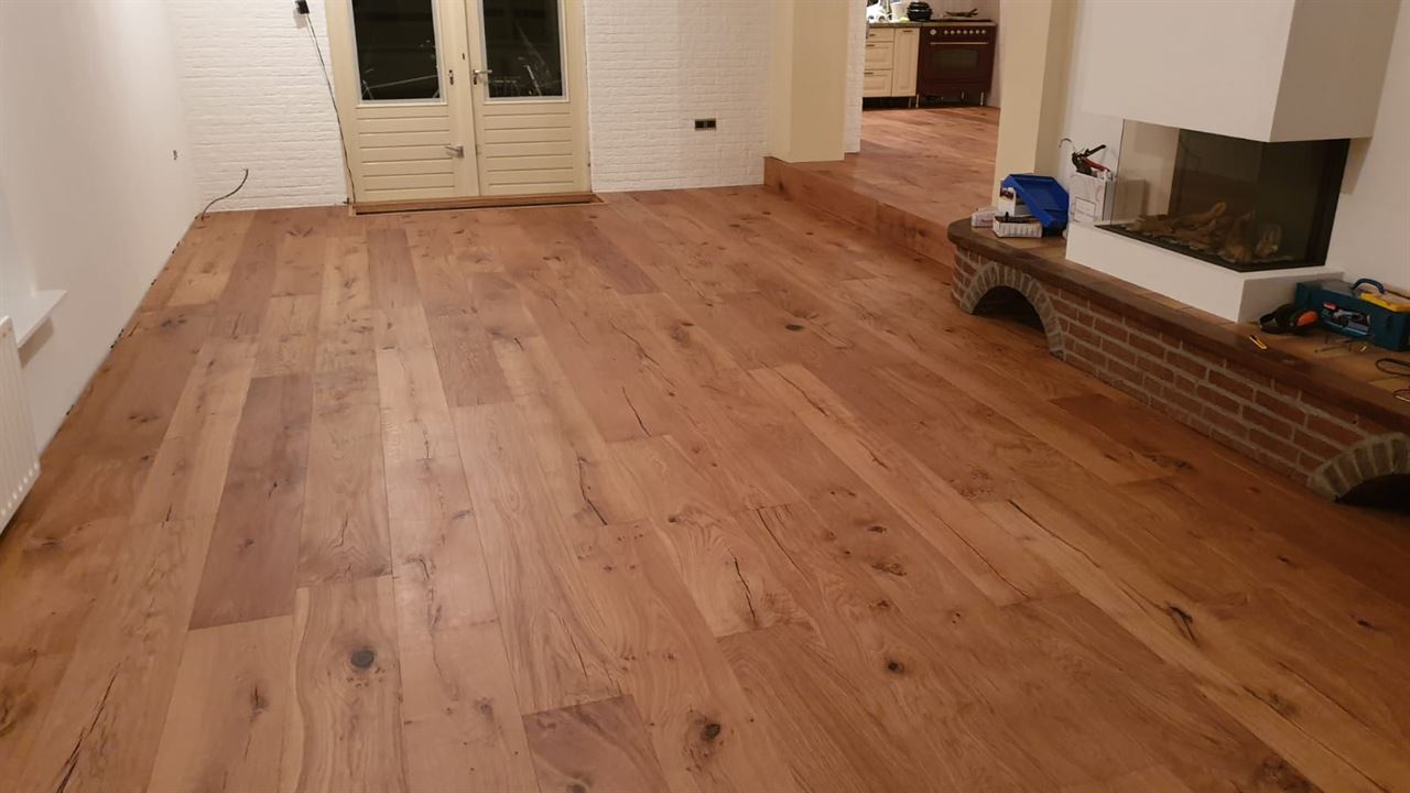 Lamelparket Nature 14x235.
Afgewerkt met Osmo 3062 mat. Lamelparket Nature 14x235.
Afgewerkt met Osmo 3062 mat.