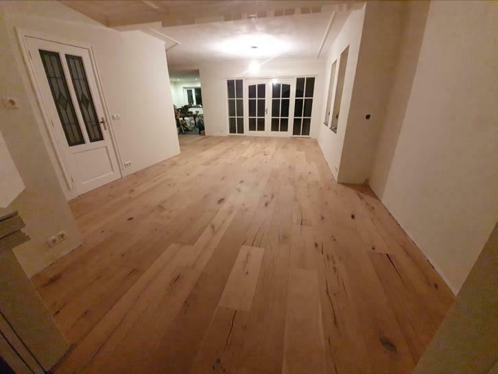 Eiken lamelparket Nature.
1e laag osmo 3041 wit/natural.
Afgewerkt met 3062 mat. Eiken lamelparket Nature.
1e laag osmo 3041 wit/natural.
Afgewerkt met 3062 mat.
