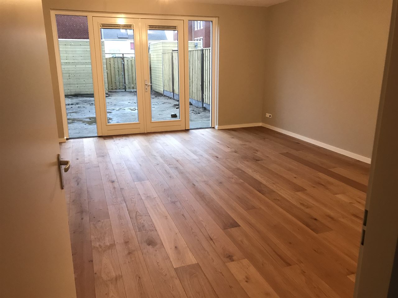 Eiken lamelparket 14x190 onbehandeld.
Na het leggen 2x afgewerkt met Osmo 3062 mat. Eiken lamelparket 14x190 onbehandeld.
Na het leggen 2x afgewerkt met Osmo 3062 mat.