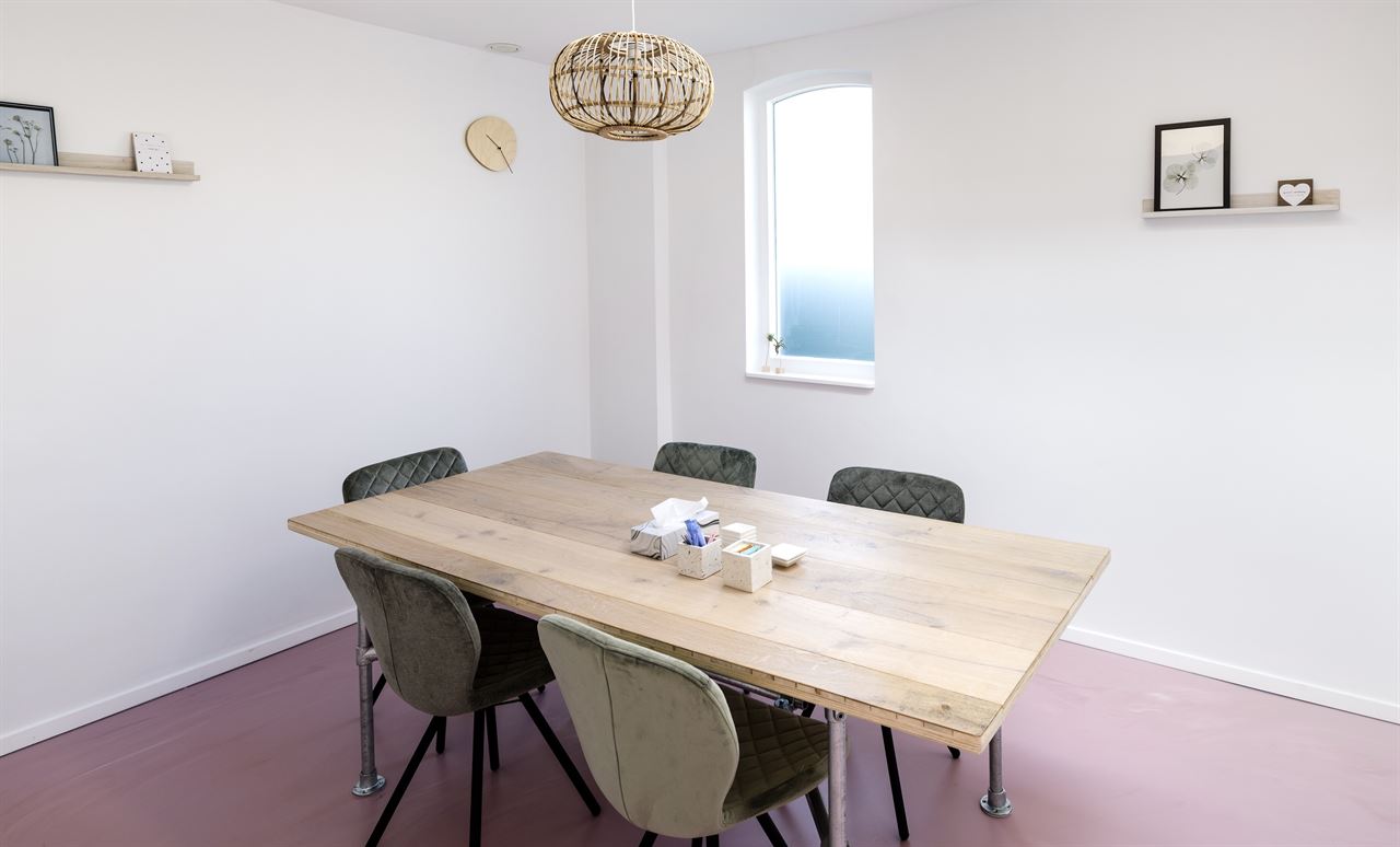 Tafel gemaakt van lamelparket 14 x 190 wit geolied. Tafel gemaakt van lamelparket 14 x 190 wit geolied.