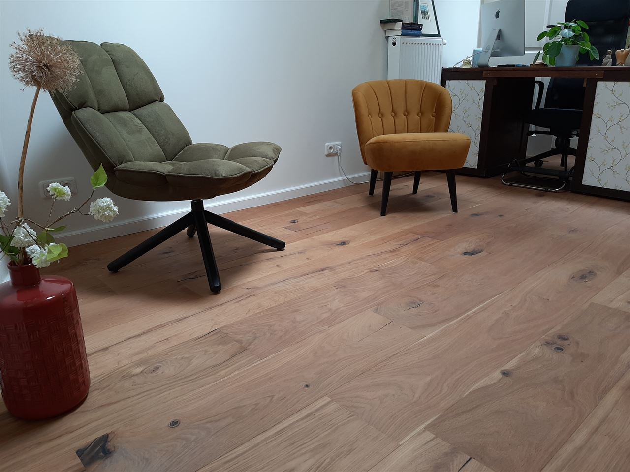 Eiken lamelparket Nature 235mm.
2x afgewerkt met Osmo 3062 mat. Eiken lamelparket Nature 235mm.
2x afgewerkt met Osmo 3062 mat.