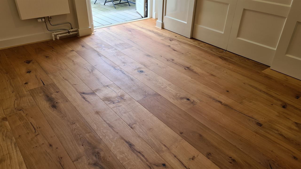 Eiken lamelparket 14 x 235mm Nature.
Afgewerkt met Osmo 3062 mat. Eiken lamelparket 14 x 235mm Nature.
Afgewerkt met Osmo 3062 mat.