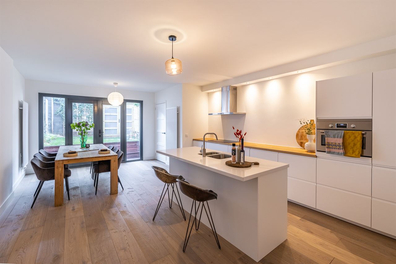 Eiken lamelparket gerookt & wit geolied.  Afgewerkt met Osmo 3062.