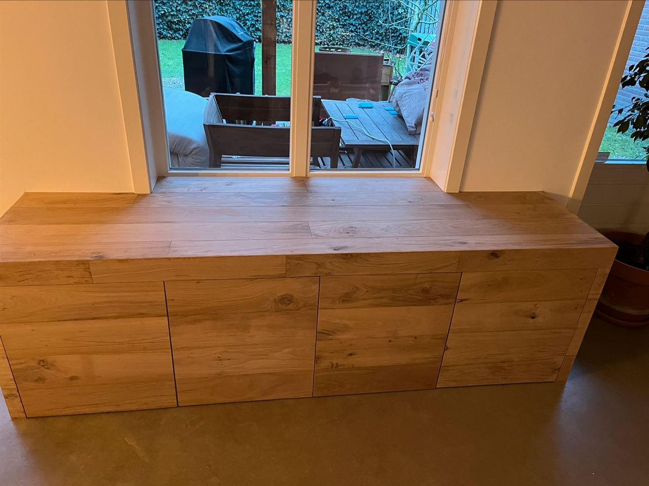 Vensterbank kast gemaakt van eiken duoplanken 10x150. Vensterbank kast gemaakt van eiken duoplanken 10x150.