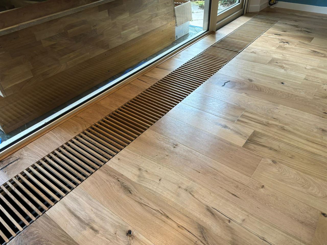 Eiken lamelparket Nature 14x190. Afgewerkt met water gedragen lak. Eiken lamelparket Nature 14x190. Afgewerkt met water gedragen lak.