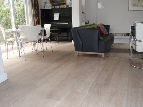 Fam. de Graaf uit Vriezeveen.. Duoplank onbehandeld daarna wit geolied(Woca) + afwerklaag Osmo mat. . 19x235mm.