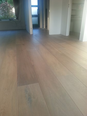 Fam. Rolvink uit Nootdorp. 
Duoplank Gerookt & Wit geolied . 
19x235mm.
Nabehandeld met osmo mat / transparant 3062