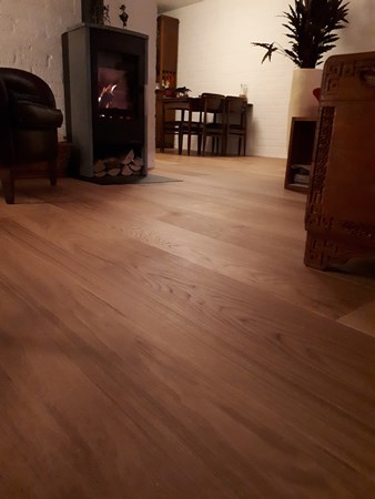 Fam. Schoren uit Velp
Eiken duoplanken (4mm toplaag verlijmd op 15mm multiplex) naturel geolied.
19 x 235mm.
Na behandeld met osmo 3062 mat / transparant.