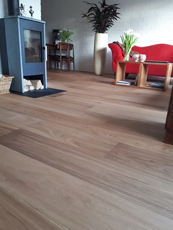 Fam. Schoren uit Velp
Eiken duoplanken (4mm toplaag verlijmd op 15mm multiplex) naturel geolied.
19 x 235mm.
Na behandeld met osmo 3062 mat / transparant.