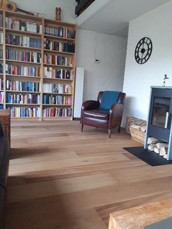 Fam. Schoren uit Velp
Eiken duoplanken (4mm toplaag verlijmd op 15mm multiplex) naturel geolied.
19 x 235mm.
Na behandeld met osmo 3062 mat / transparant.