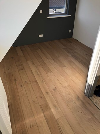 Fam. Kuilenburg uit Kesteren.
Eiken duoplank 10x150mm onderling verlijmd.
Op foto 1x behandeld met Grafiet 3074 van Osmo.
€25,- per m2.