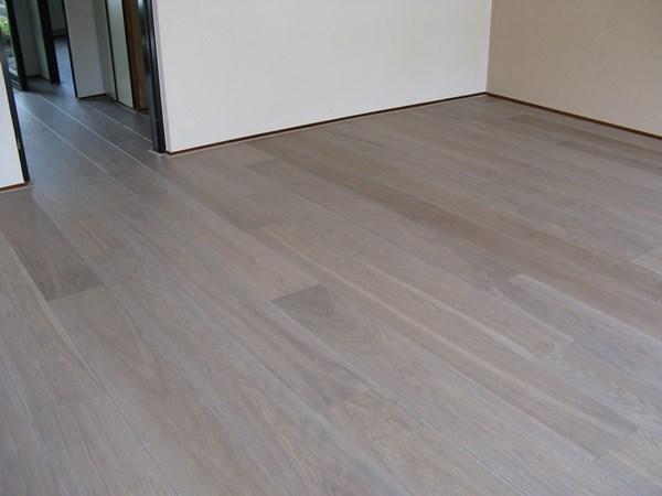 Fam. Bieleman Renkum. Duoplank 
Gerookt & Wit / grijs geolied.
Nabehandeld met osmo mat / transparant 3062
19x235mm.