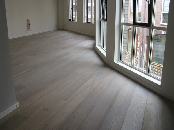 Fam. Valentijn uit Amsterdam. 
Duoplank Gerookt & Wit geolied . 
19x235mm.
Nabehandeld met osmo mat / transparant 3062