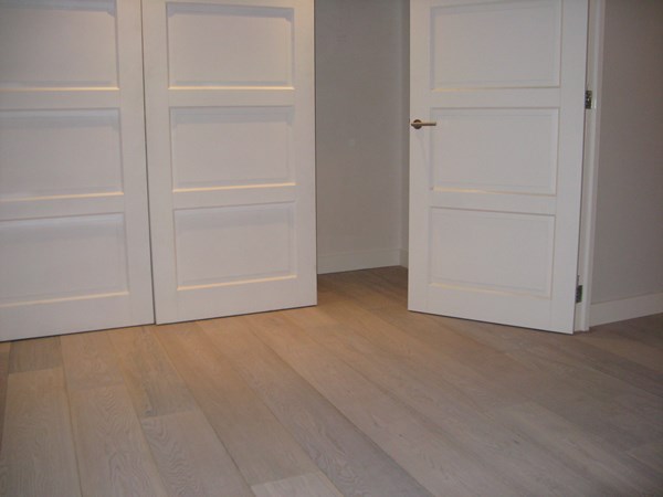 Fam. van Bijenen uit Wageningen. Duoplank Wit geolied . 19x235mm.
Na behandeld met Osmo mat/transparant 3062.