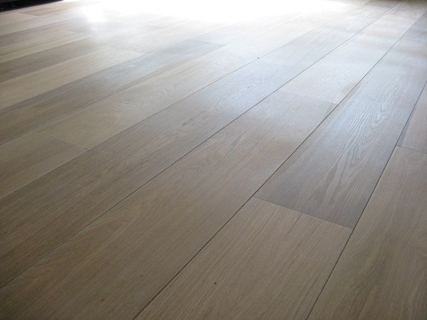 Fam. van de Perk uit Amsterdam. 
Duoplank vloer onbehandeld eiken 19x235mm 
daarna wit geolied(Woca). 