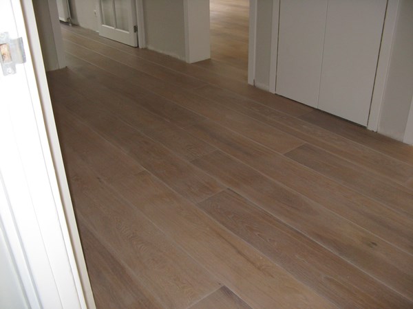 Fam. van de Perk uit Amsterdam. 
Duoplank vloer onbehandeld eiken 19x235mm 
daarna wit geolied(Woca). 